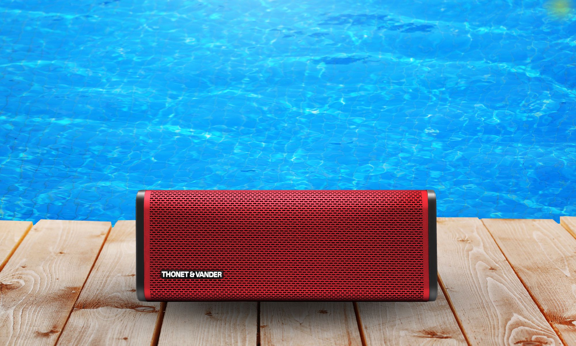 corneta thonet vander chain red con una piscina de fondo