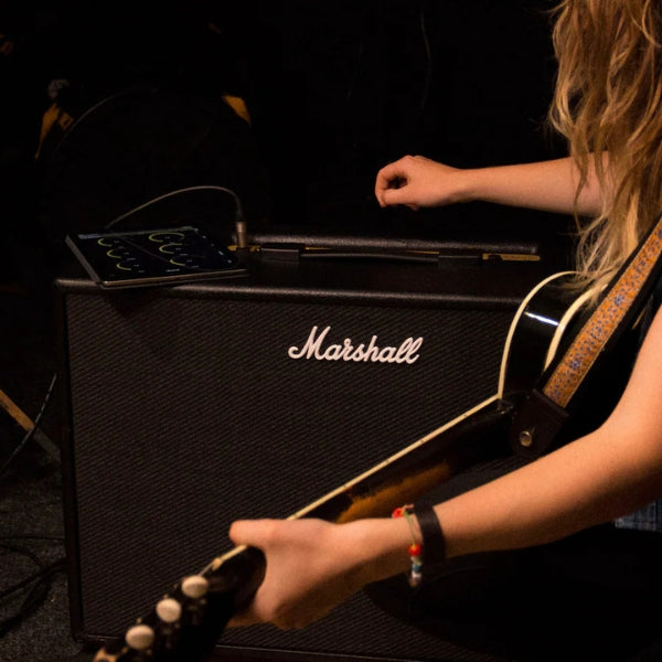 Amplificador-combo-para-guitarra-Marshall-CODE50-50W-digital-con-efectos-y-más-de-100-presets-editables-Negro