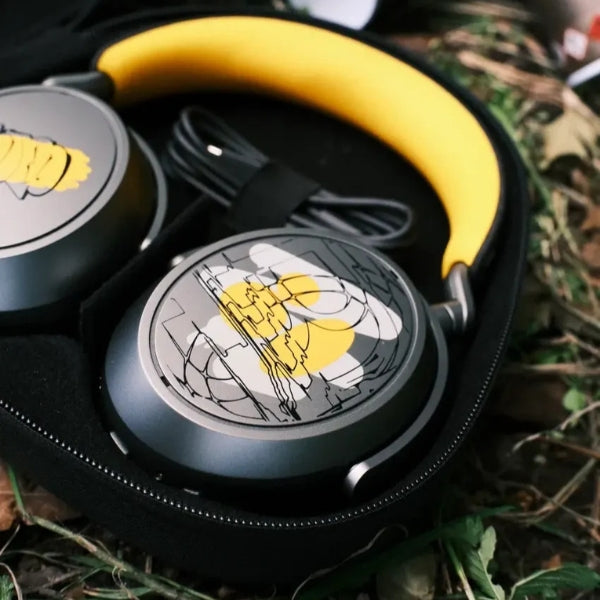 Audífonos-Sennheiser-MOMENTUM-4-Wireless-Bluetooth-Over-Ear-Headphones-80th-Anniversary-GrayYellow