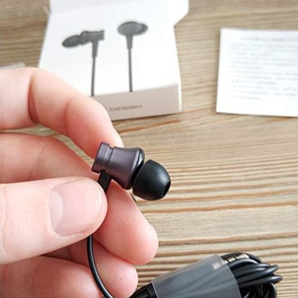 Audifonos-XIAOMi-MI-N-EAR-Colar-Negro-ejemplo
