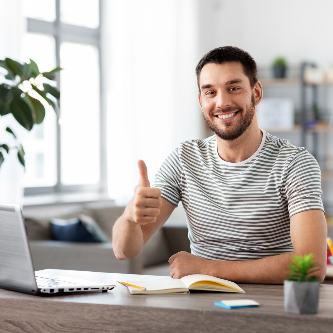 HOMBRE-APROBANDO-FRENTE-UNA-LAPTOP-PC