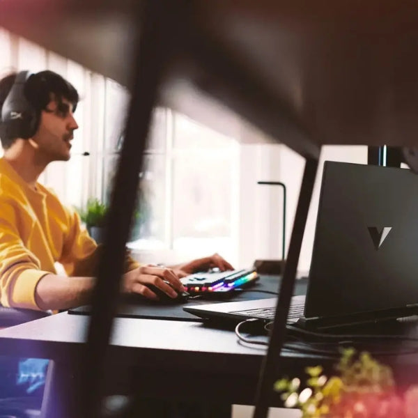 Laptop-HP-Victus-Intel-Core-i7-13ª-generación-16GB-RAM-1TB-SSD-15,6-NVIDIA-GeForce-RTX-5060-Mica-Silver