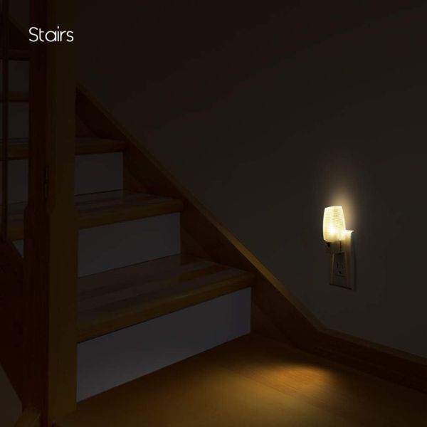 Luz-Nocturna-Con-Luz-Blanca-Led-Emotionlite-Sensor-Automatico-de-Atardecer-a-Amanecer-4-Unidades-Eln-085-escalera