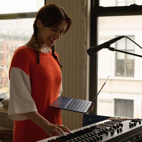 MacBook-Air-13.6-8GB-RAM-512GB-SSD-Silver-MLY03LLA-_5