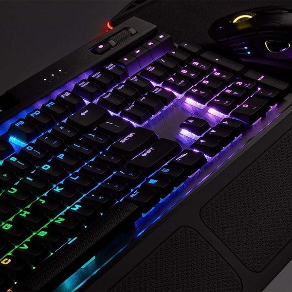 Teclado-MEcanico-corsair-K70-RGB-Alambrico-front-on