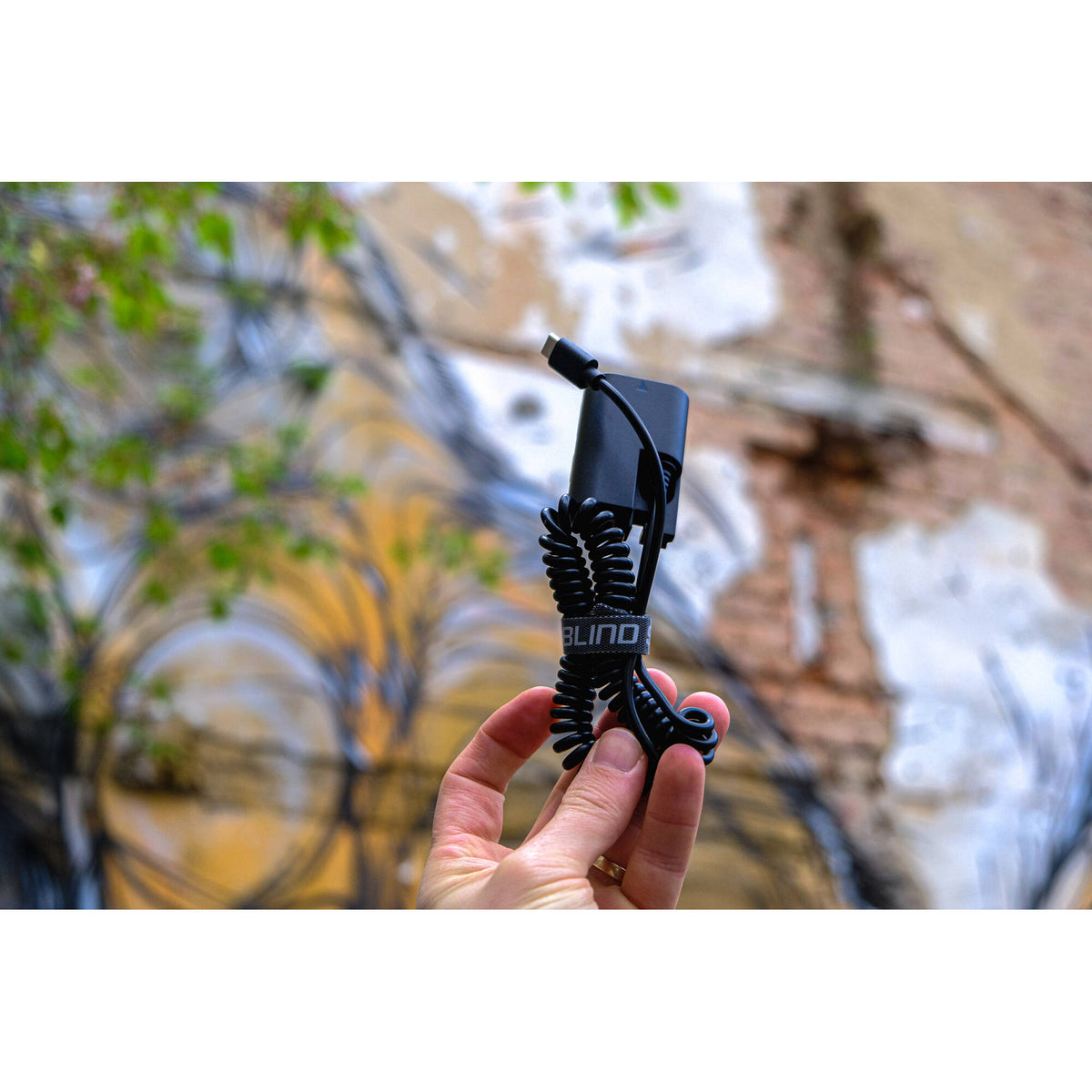 Adaptador de Corriente Blind Spot Gear USB-C to Canon LP-E6 Adapter - en uso