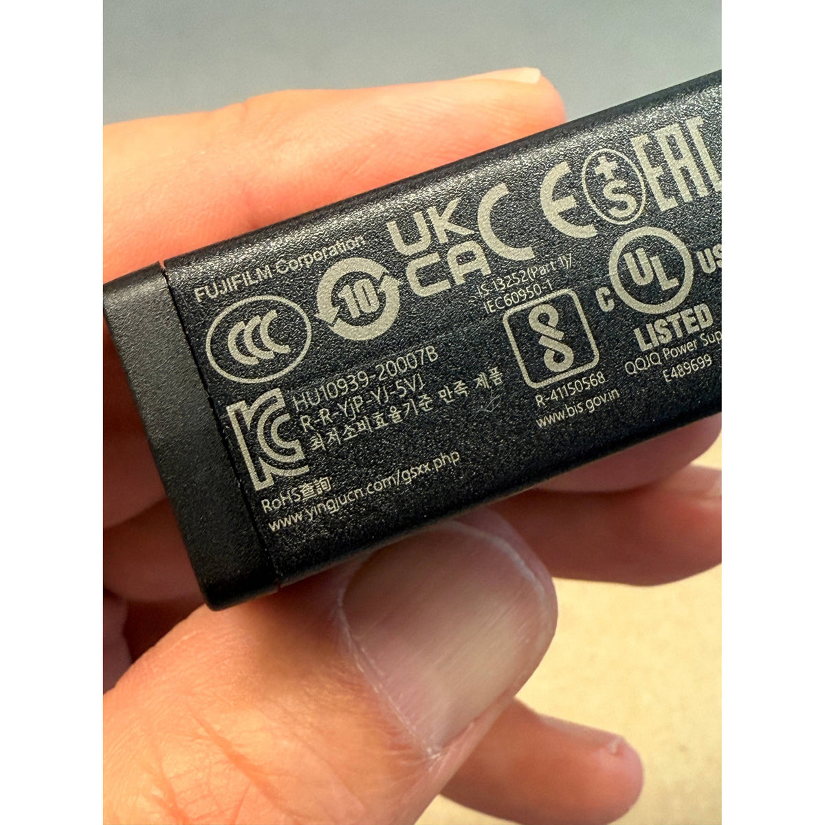 Adaptador de Corriente Fujifilm 15W con USB-C Port - vista frontal