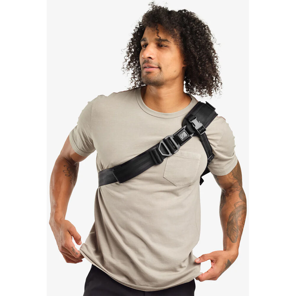 Bandolera Chrome Industries Kadet Sling (Negro XRF, 9L) - en uso