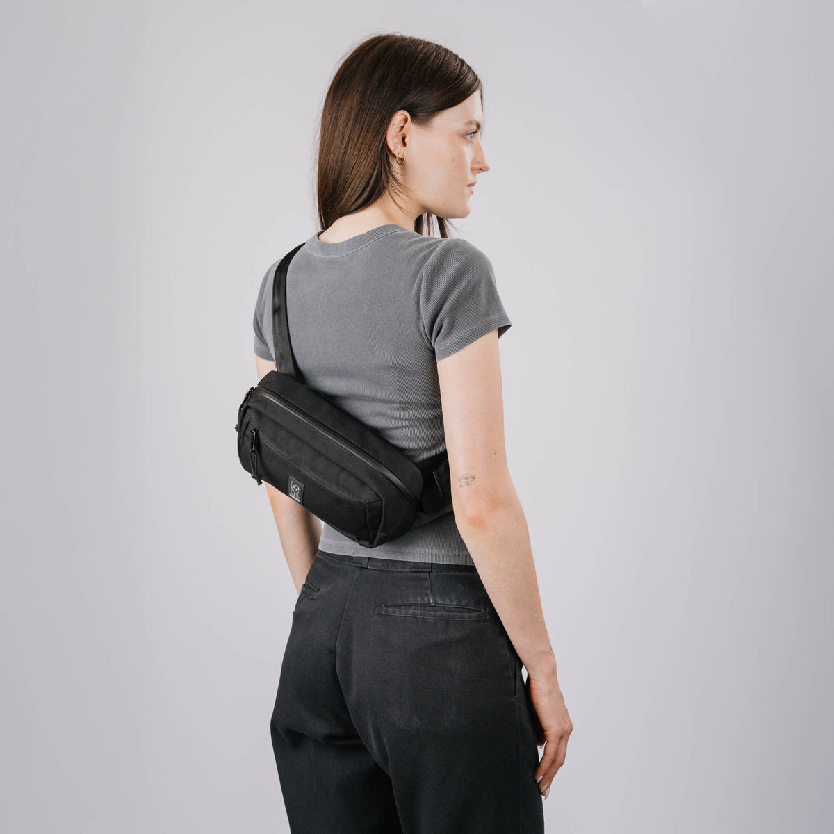 Bandolera Chrome Industries Micro Kadet Sling (Negro, 3L) - puertos y conexiones