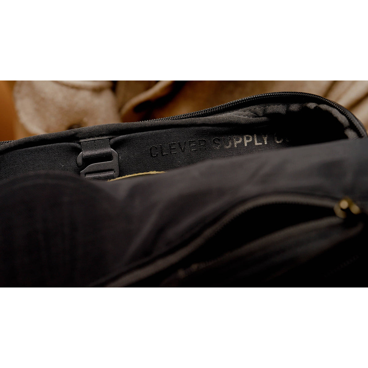 Bandolera Clever Supply Co. Sling (Negro, 6L) - vista lateral