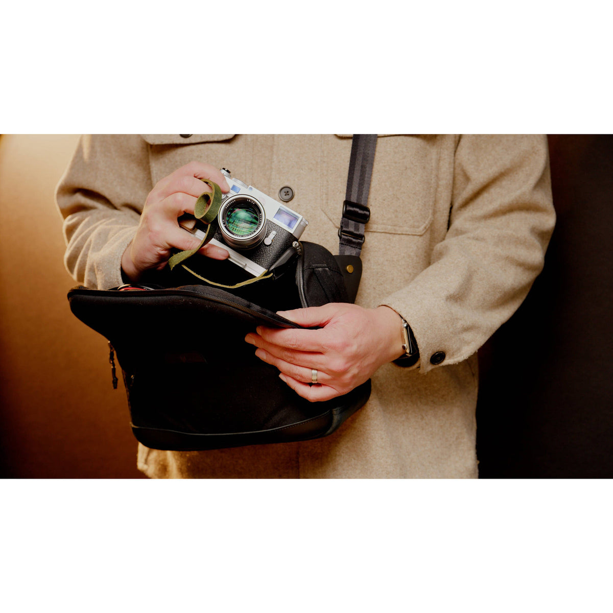 Bandolera Clever Supply Co. Sling (Negro, 6L) - puertos y conexiones
