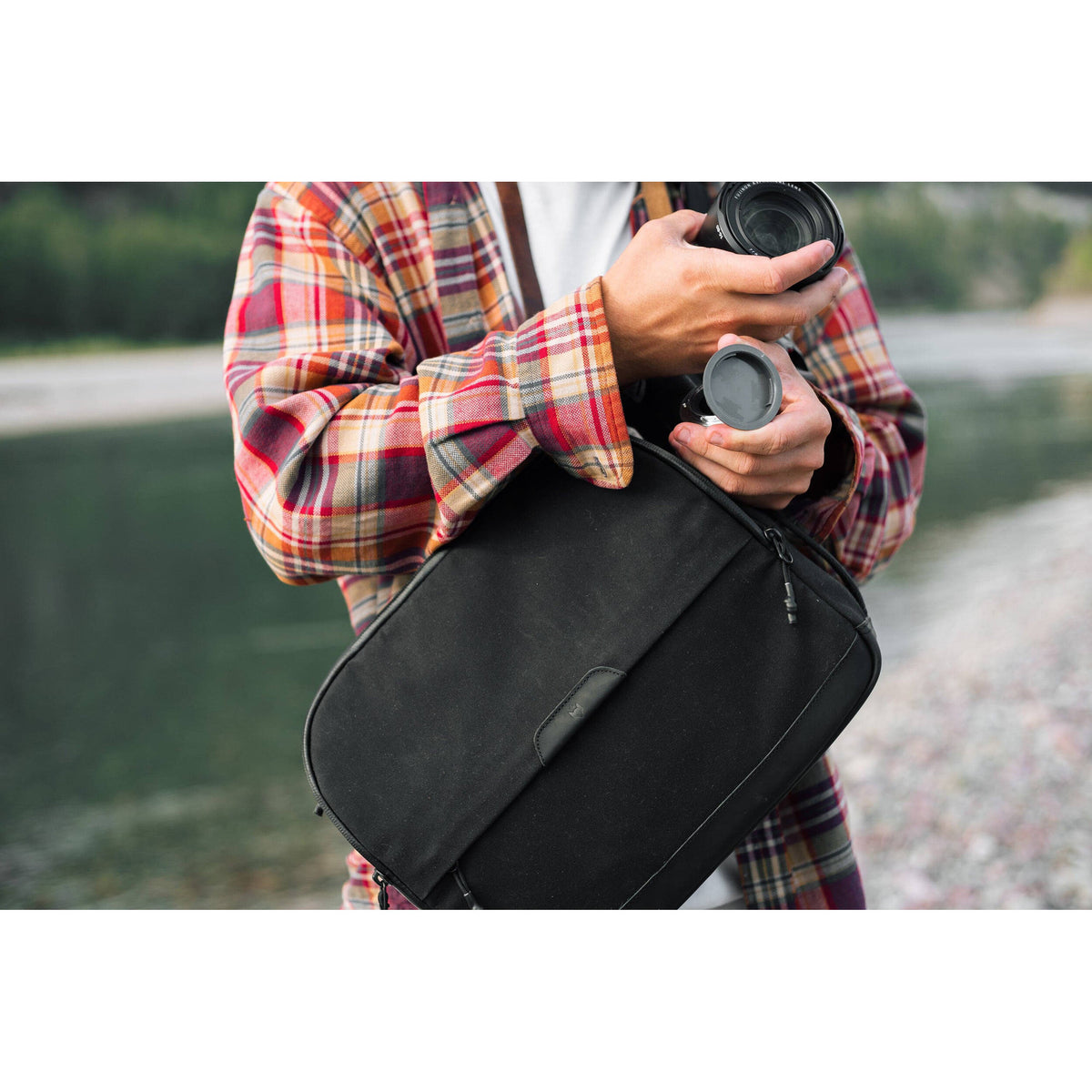 Bandolera Clever Supply Co. Sling (Negro, 6L) - en uso