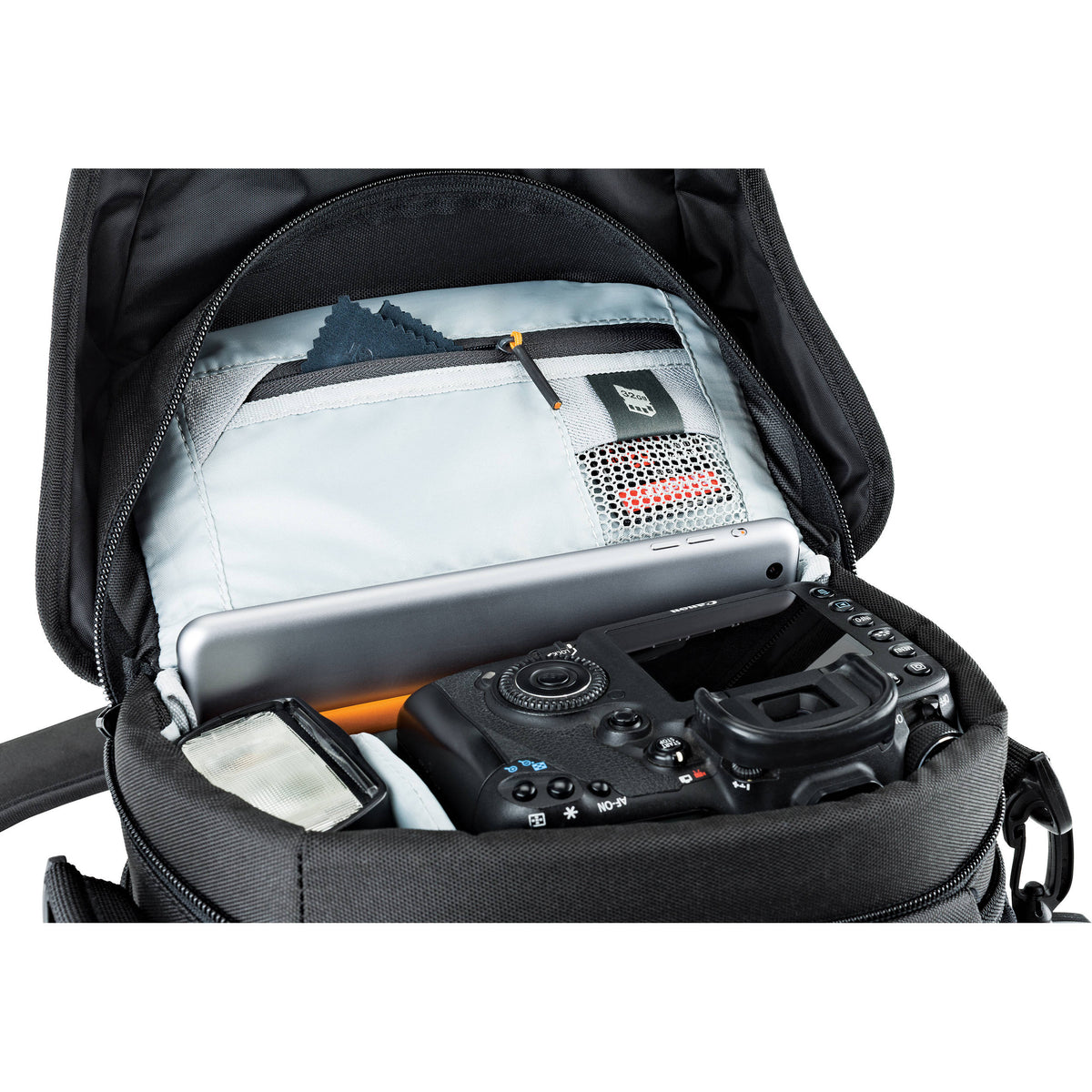 Bandolera Lowepro Nova 160 AW II (Negro) - en uso