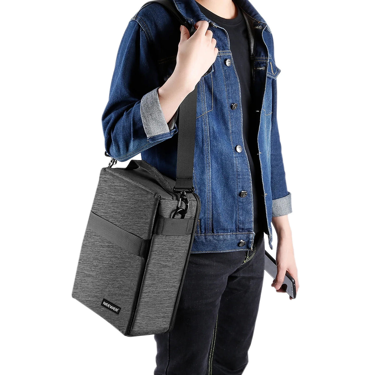 Bandolera Neewer NW140S (Gris) - en uso