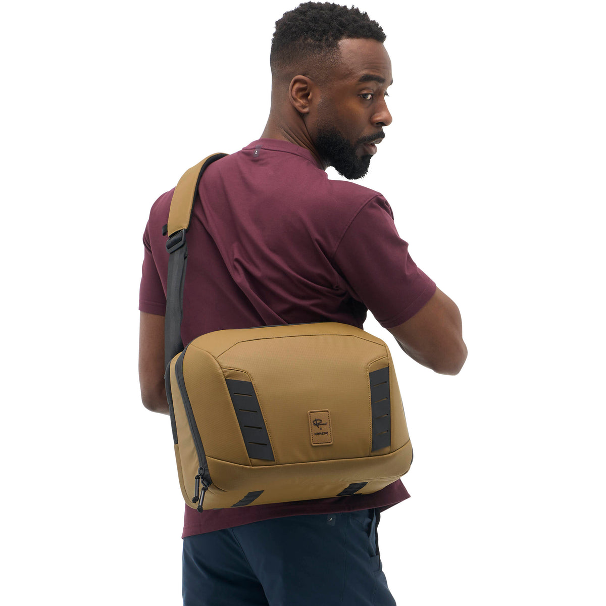 Bandolera Nomatic McKinnon Messenger (Coyote, 13L) - en uso