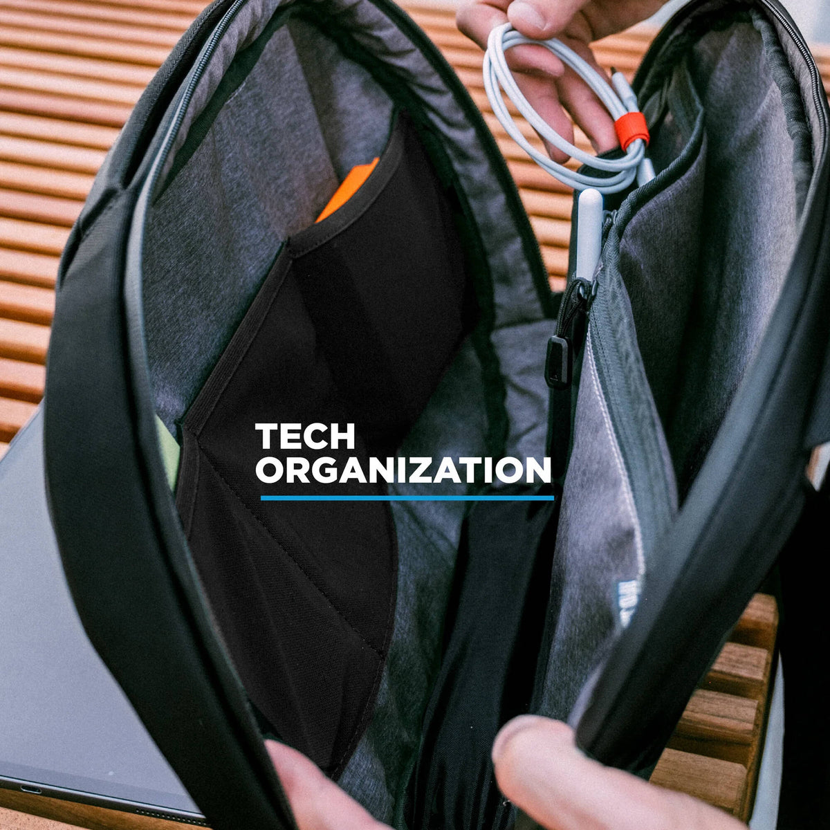 Bandolera Nomatic Navigator Sling (Negro, 10L) - en uso