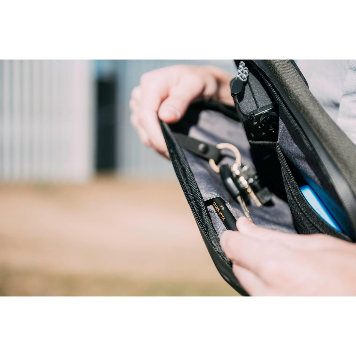 Bandolera Nomatic Navigator Sling (Negro, 1L) - puertos y conexiones