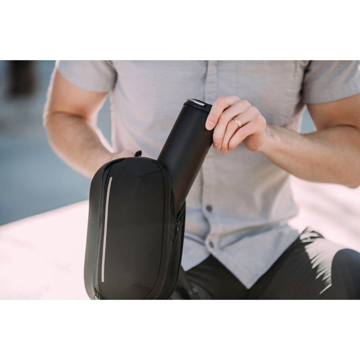 Bandolera Nomatic Navigator Sling (Negro, 1L) - detalle