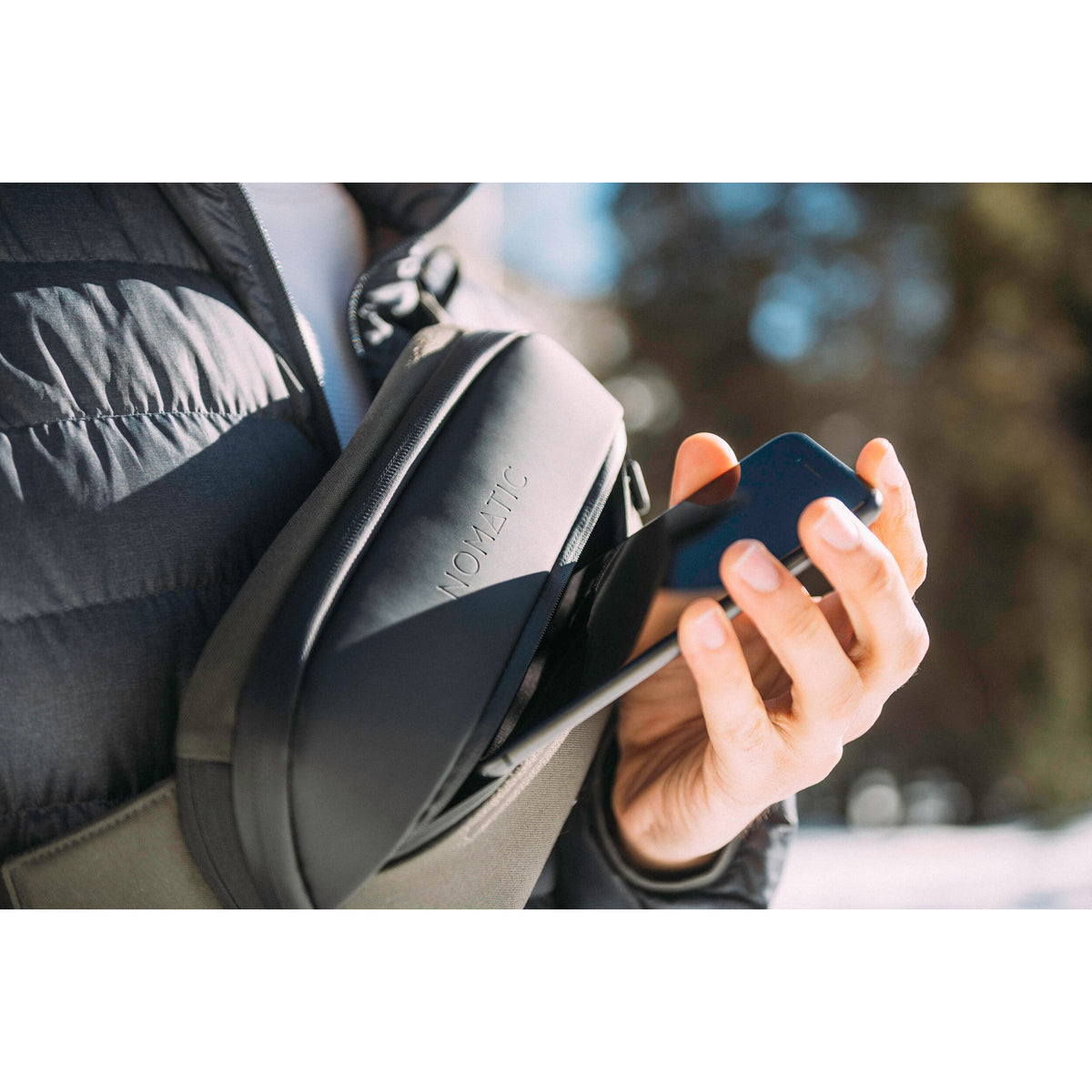 Bandolera Nomatic Navigator Sling (Negro, 1L) - contenido de la caja