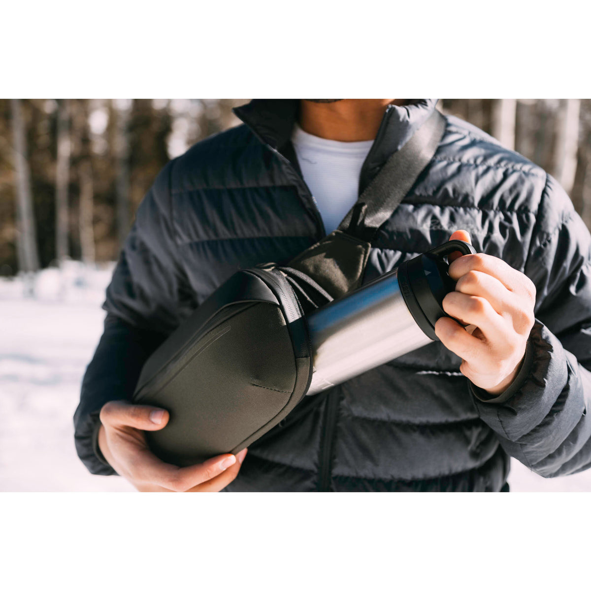 Bandolera Nomatic Navigator Sling (Negro, 1L) - en uso