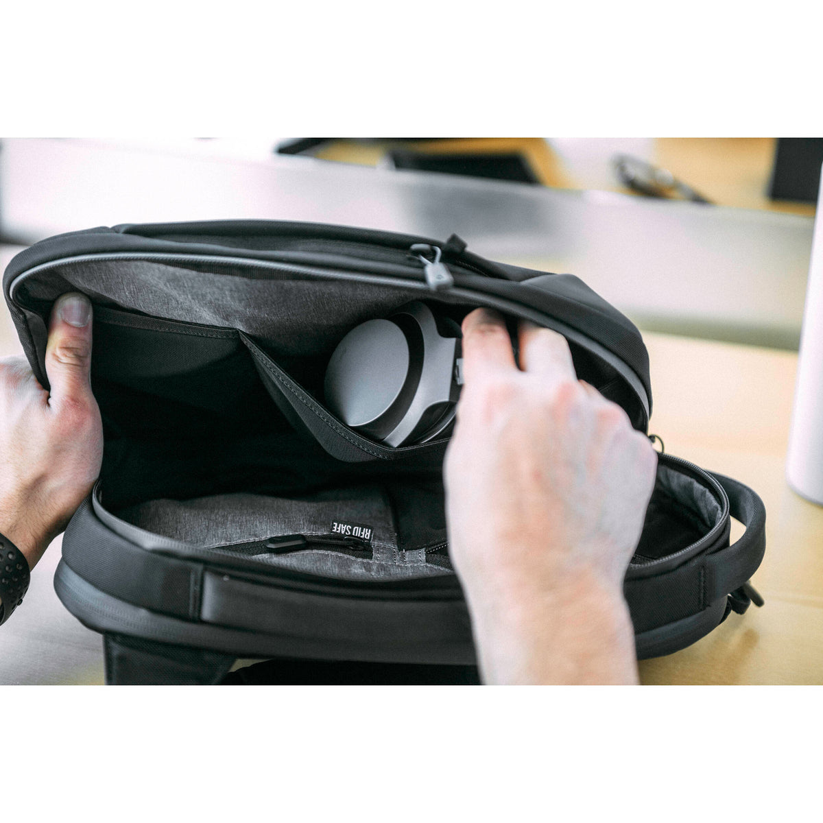 Bandolera Nomatic Navigator Sling (Negro, 6L) - vista lateral