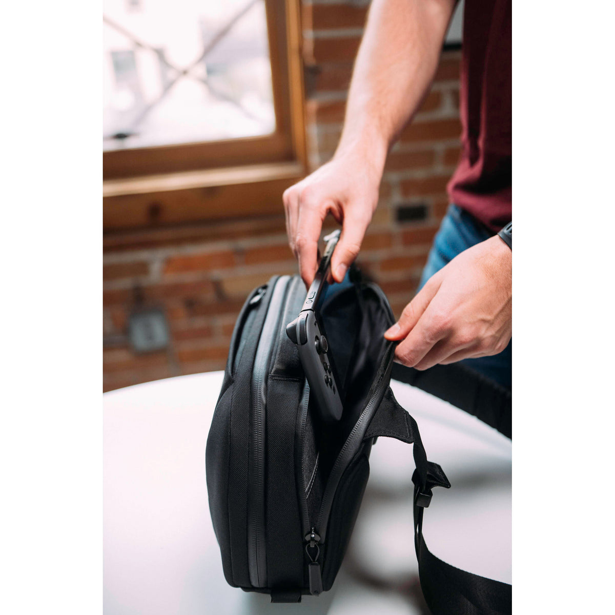 Bandolera Nomatic Navigator Sling (Negro, 6L) - puertos y conexiones