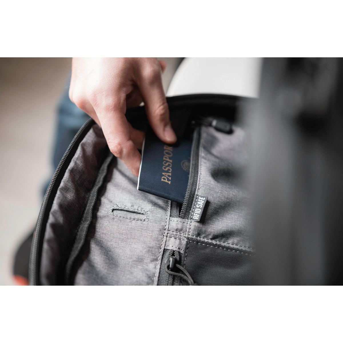 Bandolera Nomatic Navigator Sling (Negro, 6L) - contenido de la caja