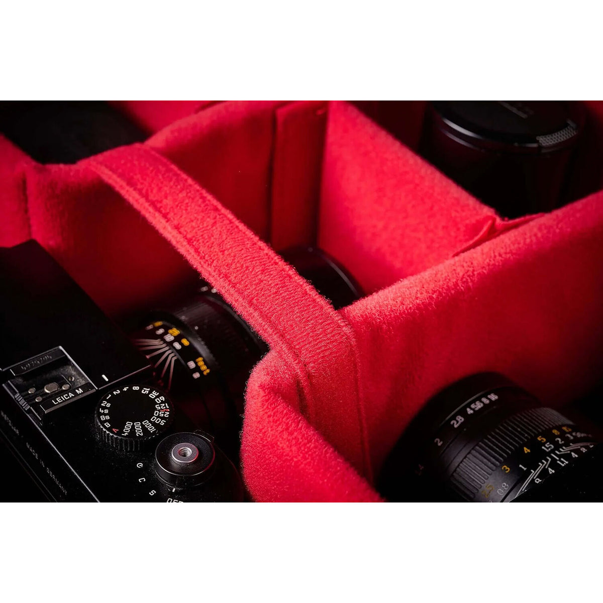 Bandolera Oberwerth LHSA Leo M Voyager (Negro/forro Rojo) - vista lateral