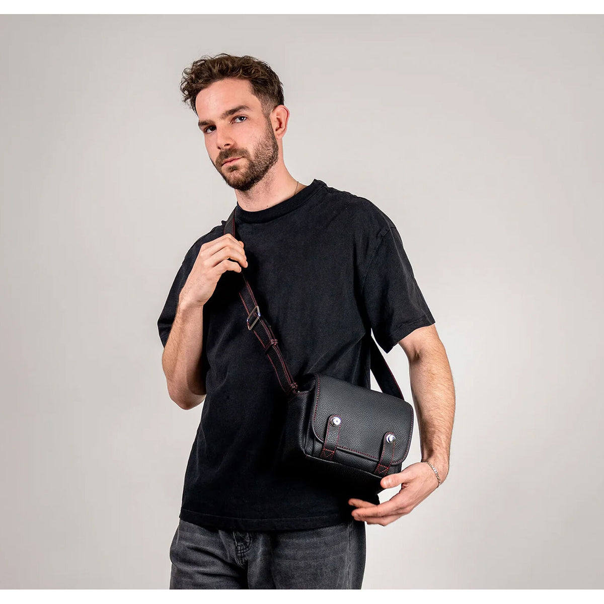 Bandolera Oberwerth Louis VFlex para Leica M11 (Negro con Rojo Stitching) - en uso