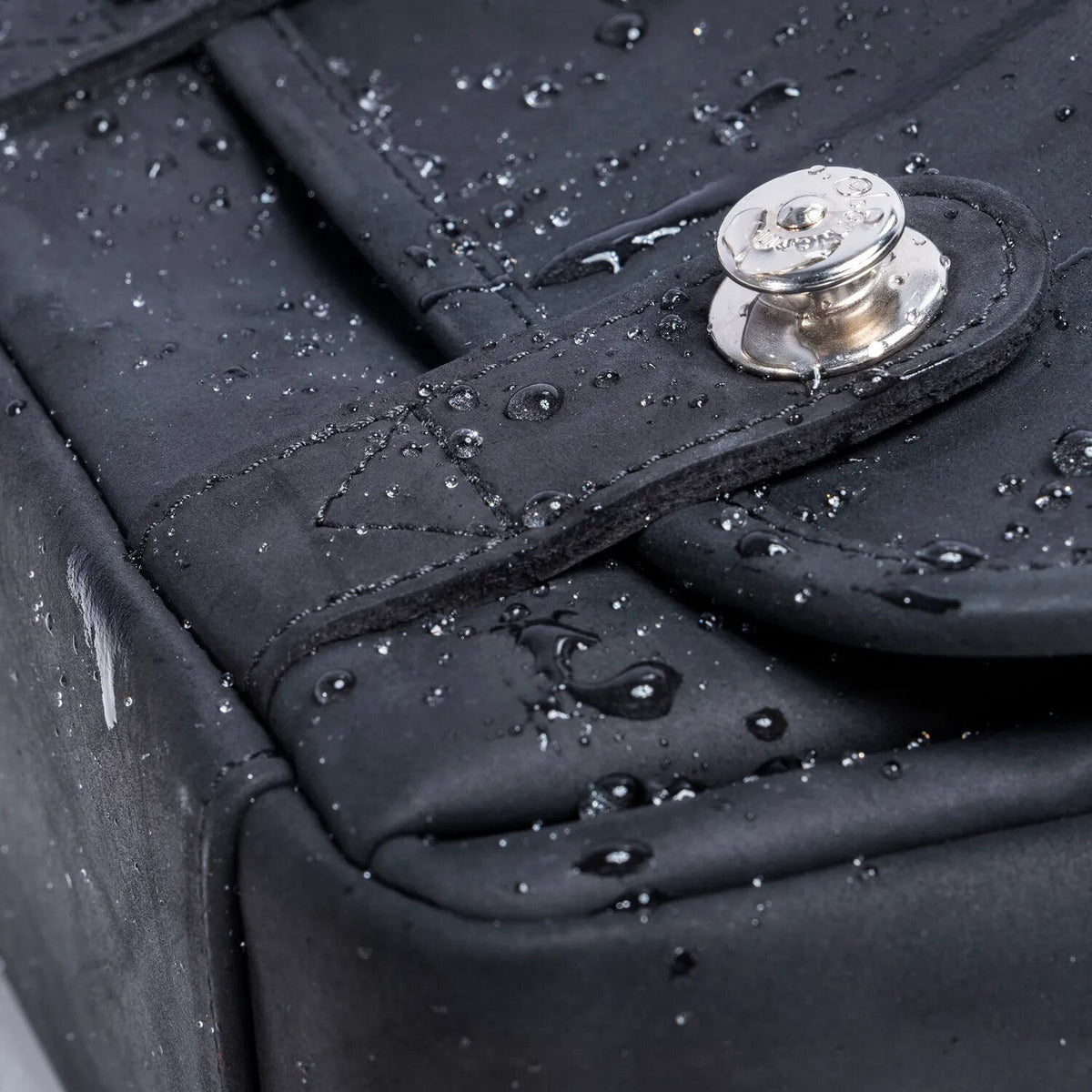 Bandolera Oberwerth The Q para Q1, Q2, or Q3 (Negro / Interior Rojo) - detalle