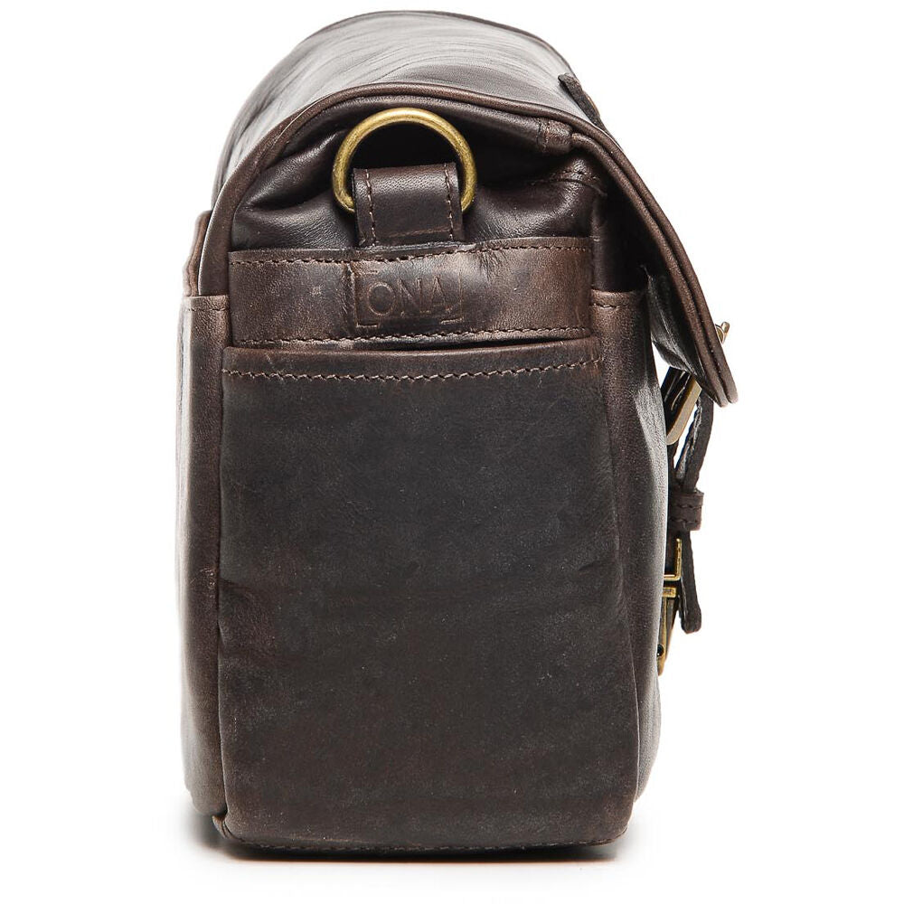 Bandolera ONA Bowery II (Dark Truffle Leather) - puertos y conexiones