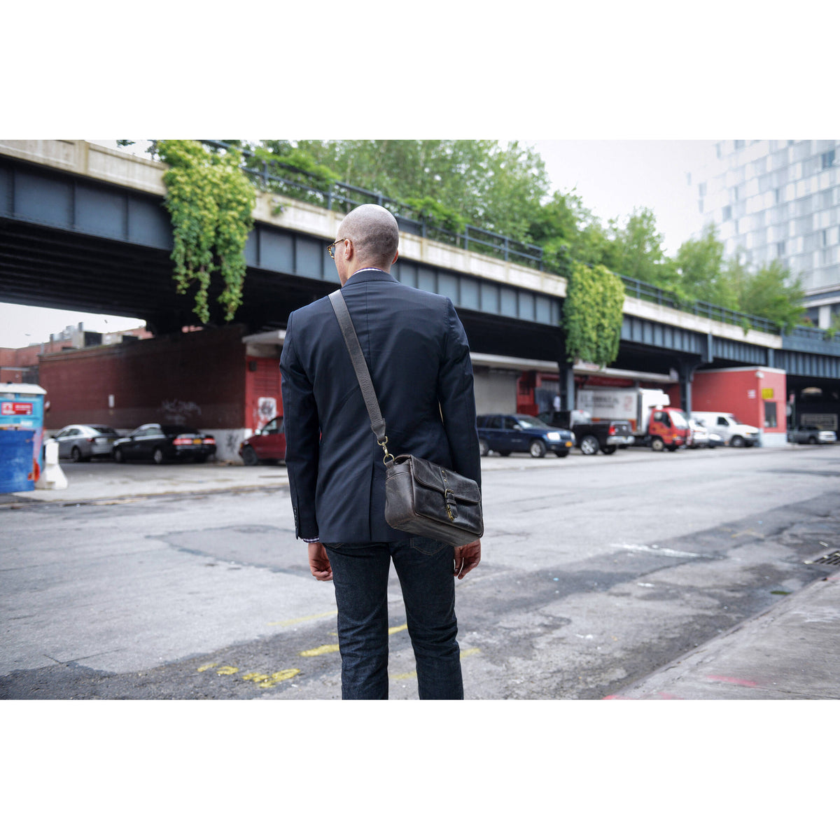 Bandolera ONA Bowery II (Dark Truffle Leather) - contenido de la caja