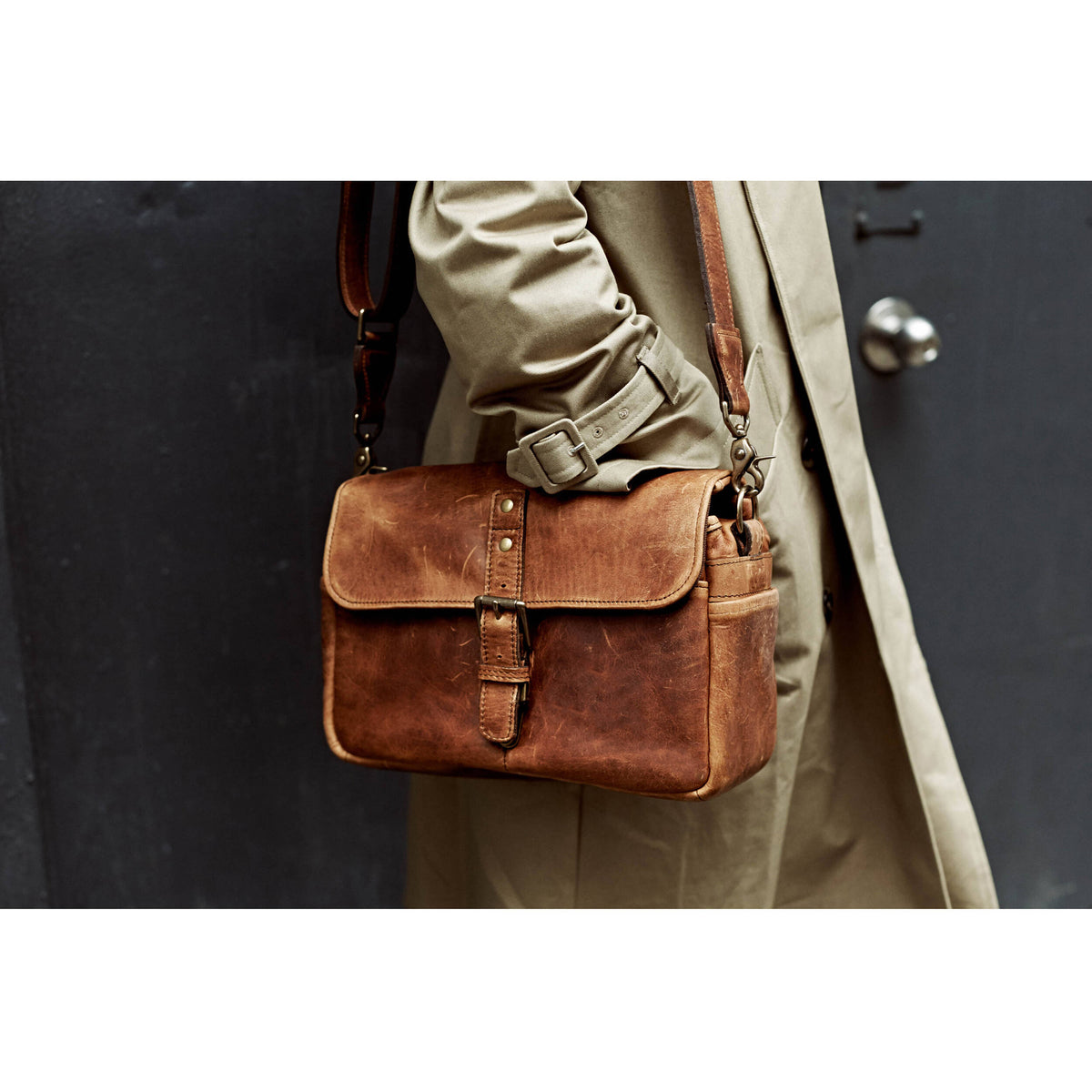 Bandolera ONA Bowery (Verde oliva Leather) - en uso
