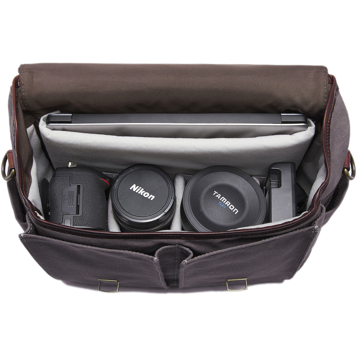 Bandolera ONA Brixton /Laptop Messenger (Antique Cognac Leather) - en uso