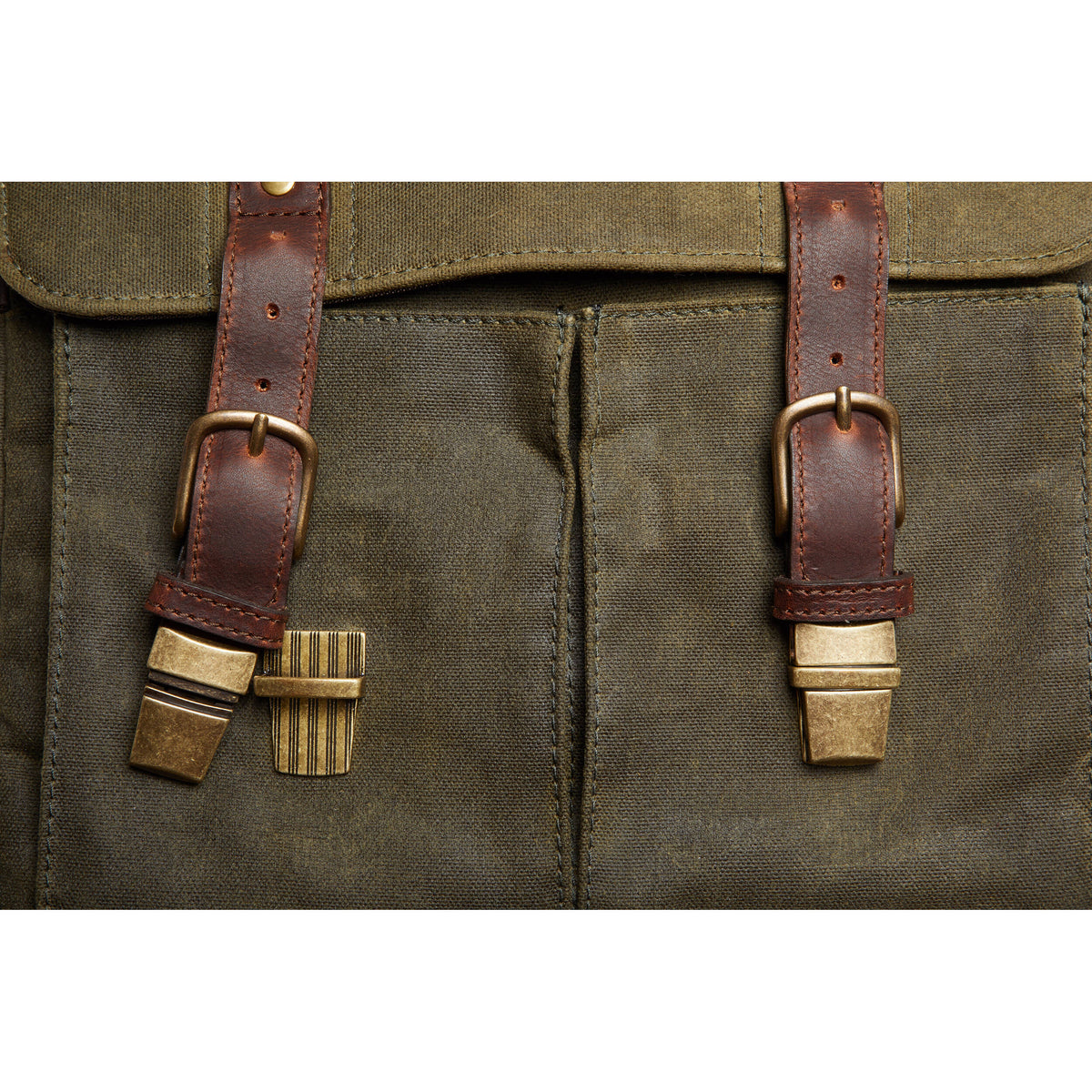 Bandolera ONA Prince Street Messenger (Verde oliva) - puertos y conexiones