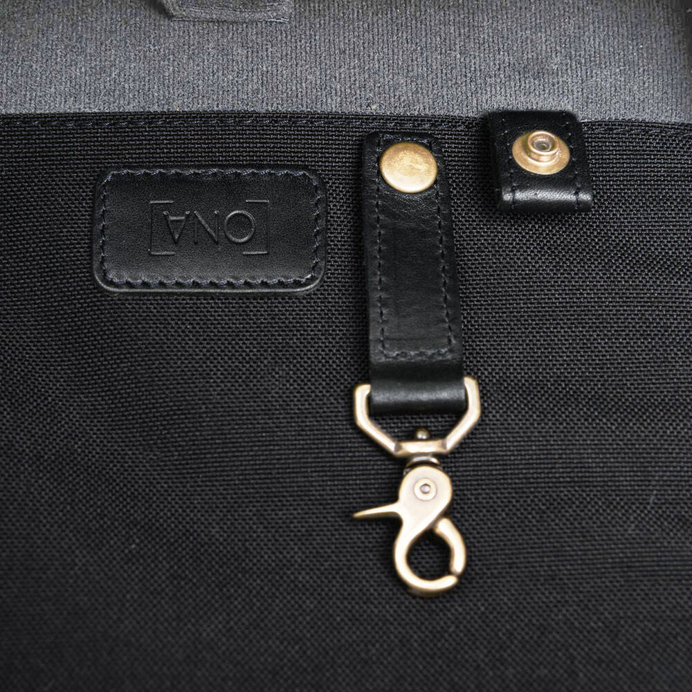 Bandolera ONA Savannah (Negro) - contenido de la caja