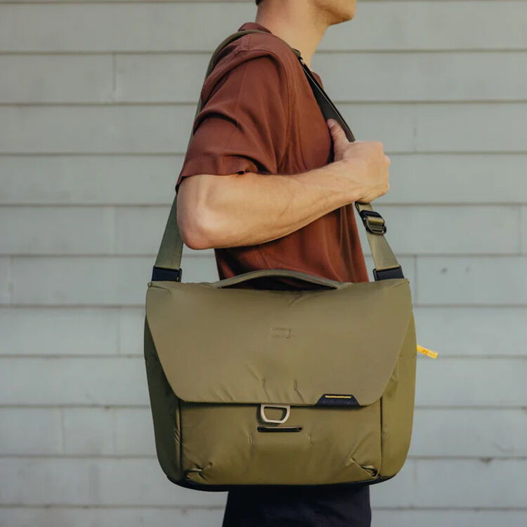 Bandolera Peak Design Everyday Messenger (Kelp, 13L) - vista lateral