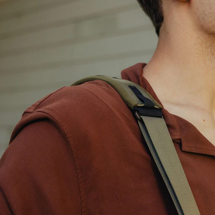 Bandolera Peak Design Everyday Messenger (Kelp, 13L) - puertos y conexiones