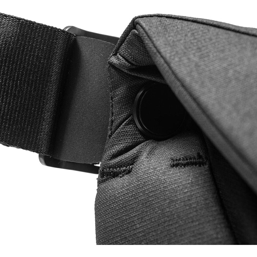 Bandolera Peak Design Everyday Messenger (Negro, 13L) - puertos y conexiones