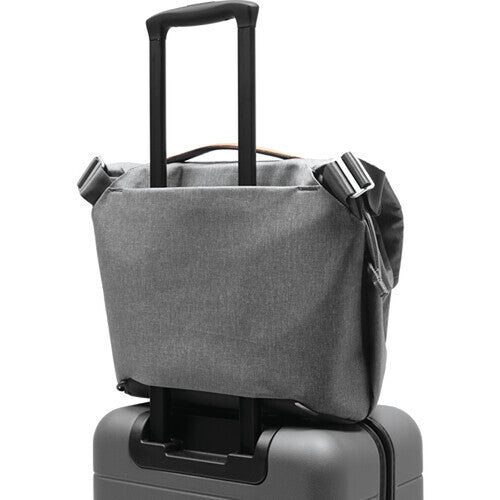Bandolera Peak Design Everyday Messenger (Negro, 13L) - en uso