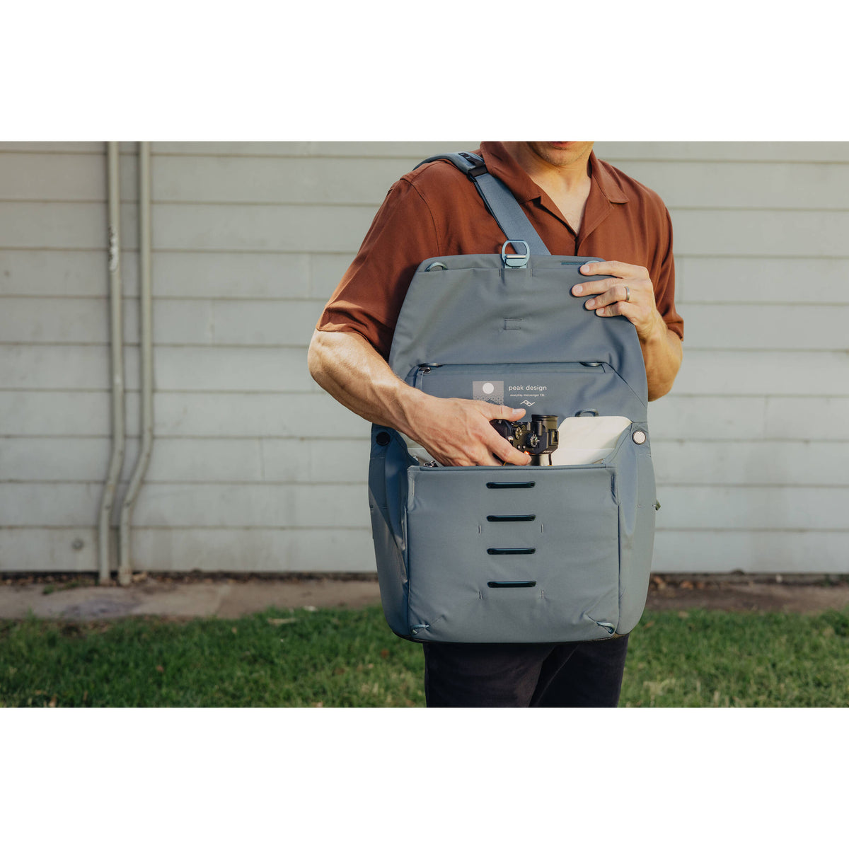Bandolera Peak Design Everyday Messenger (Ocean, 13L) - puertos y conexiones