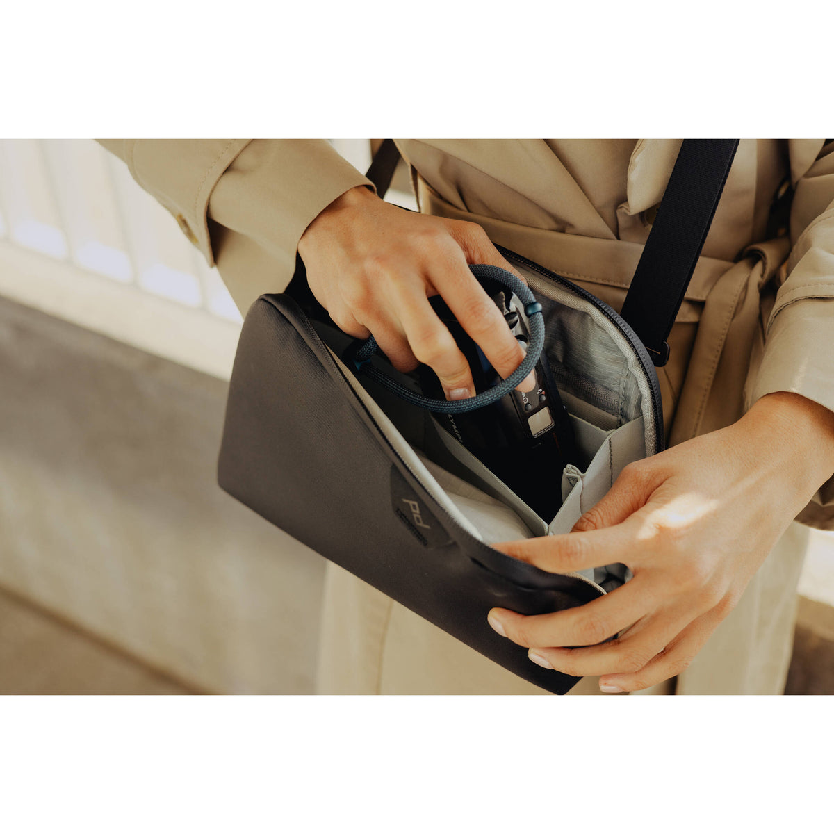 Bandolera Peak Design Travel Crossbody (Negro, 3L) - vista lateral