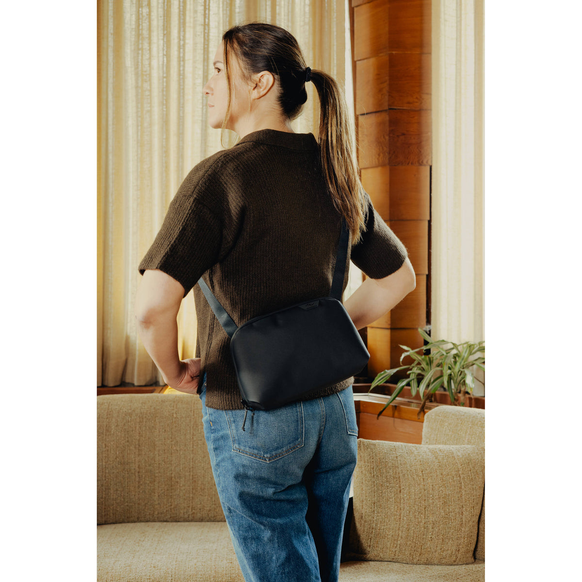 Bandolera Peak Design Travel Crossbody (Negro, 3L) - puertos y conexiones