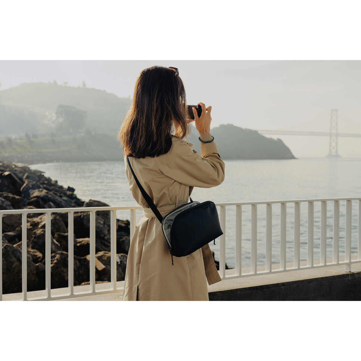 Bandolera Peak Design Travel Crossbody (Negro, 3L) - contenido de la caja