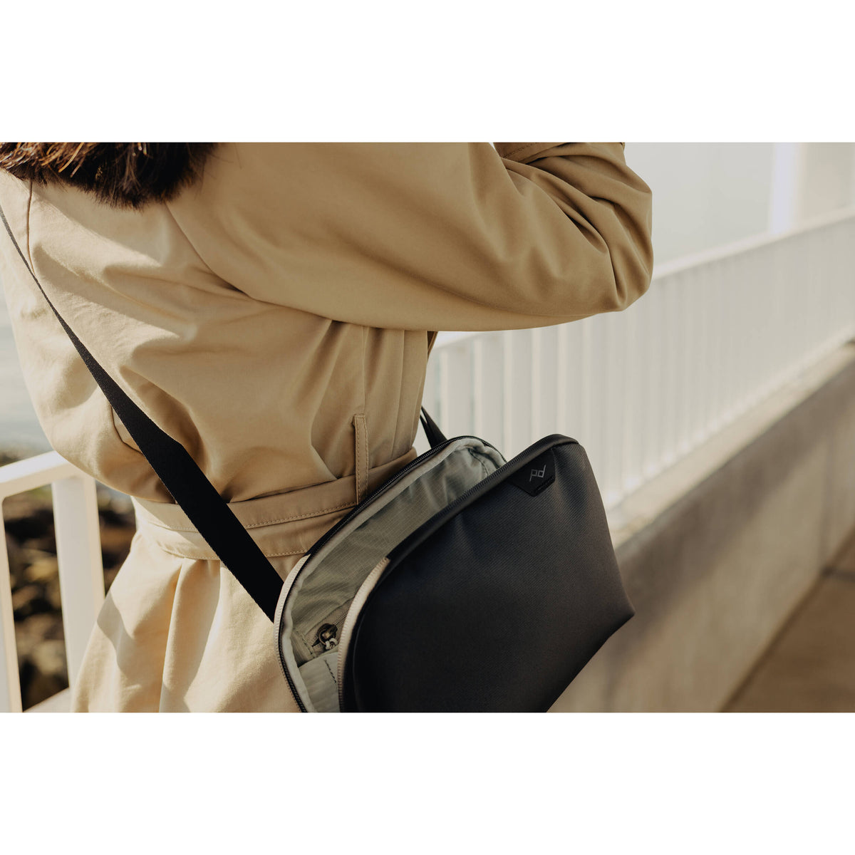 Bandolera Peak Design Travel Crossbody (Negro, 3L) - en uso