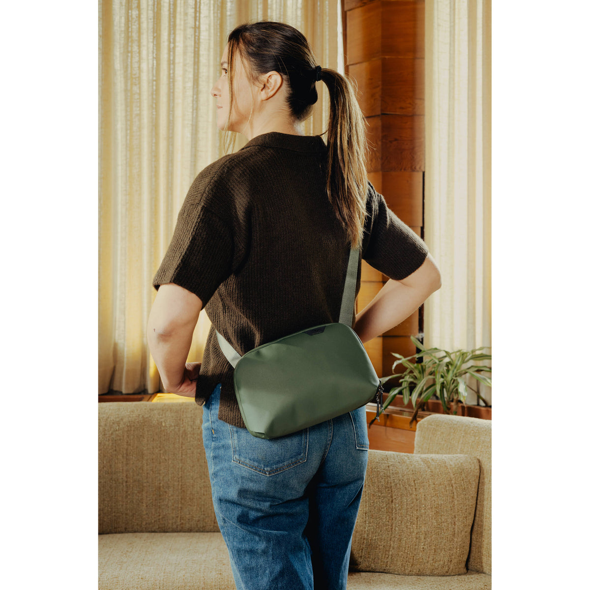 Bandolera Peak Design Travel Crossbody (Sage, 3L) - puertos y conexiones