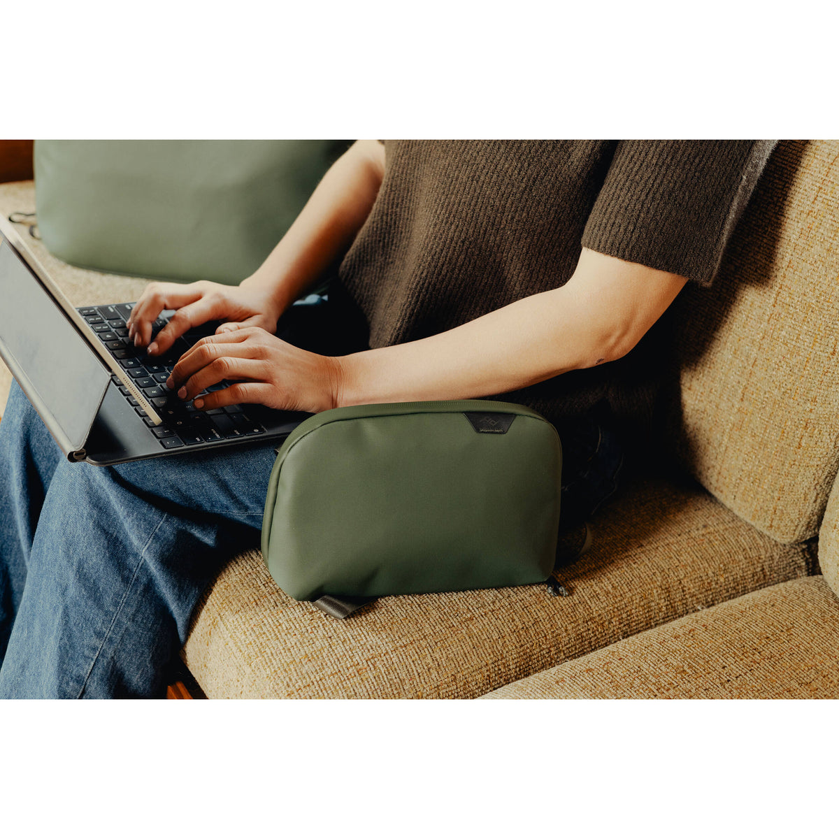 Bandolera Peak Design Travel Crossbody (Sage, 3L) - en uso