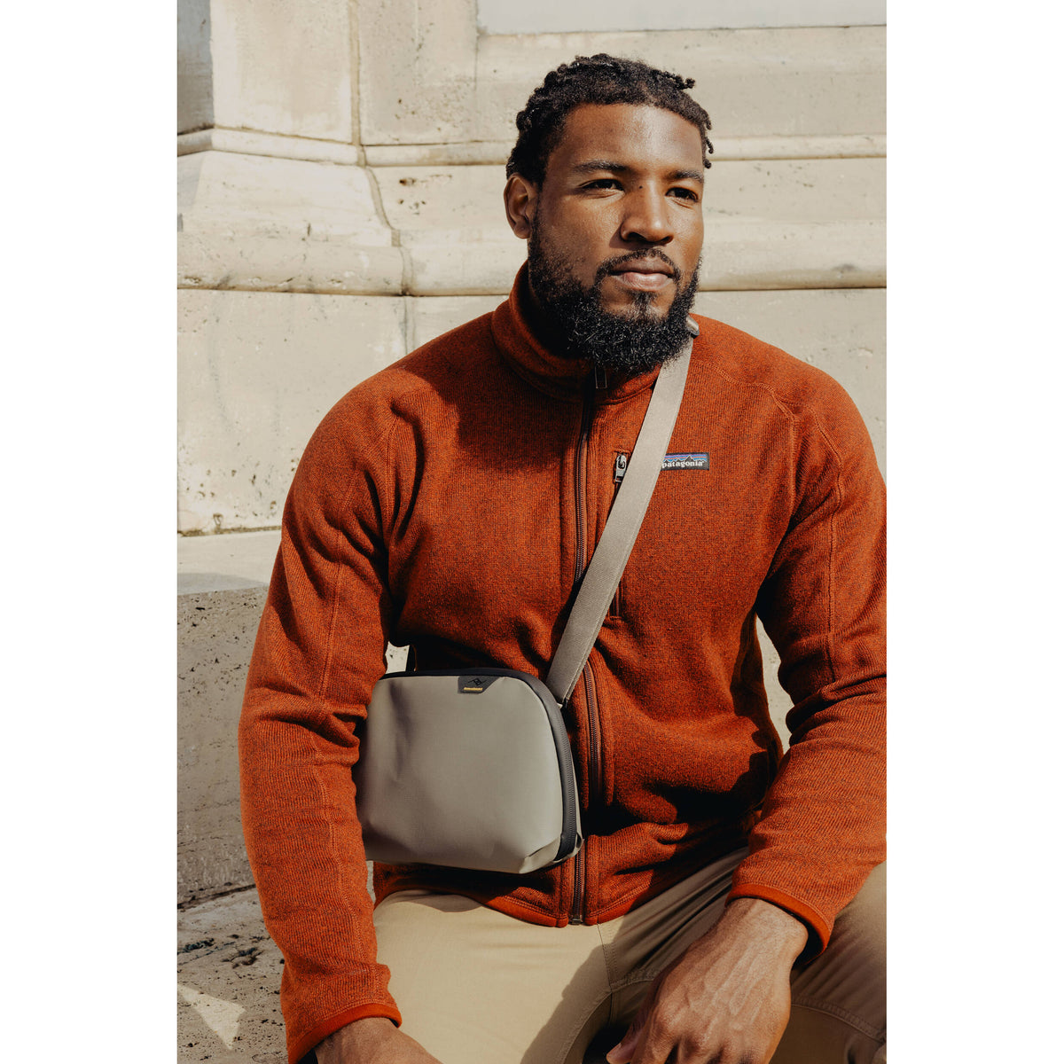 Bandolera Peak Design Travel Crossbody (Stone, 3L) - puertos y conexiones