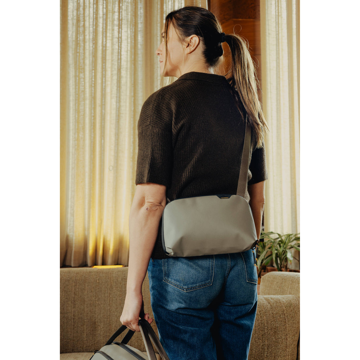 Bandolera Peak Design Travel Crossbody (Stone, 3L) - detalle