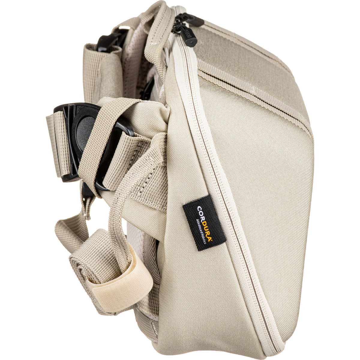 Bandolera Pelican AEGIS Protective Crossbody (Arena) - en uso